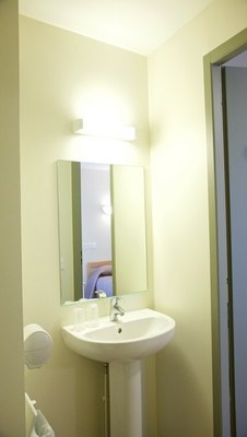 chambre simple salle de bains